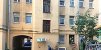 На Мойке вновь исчезла работа Ульяны Полоз с двери исторического особняка