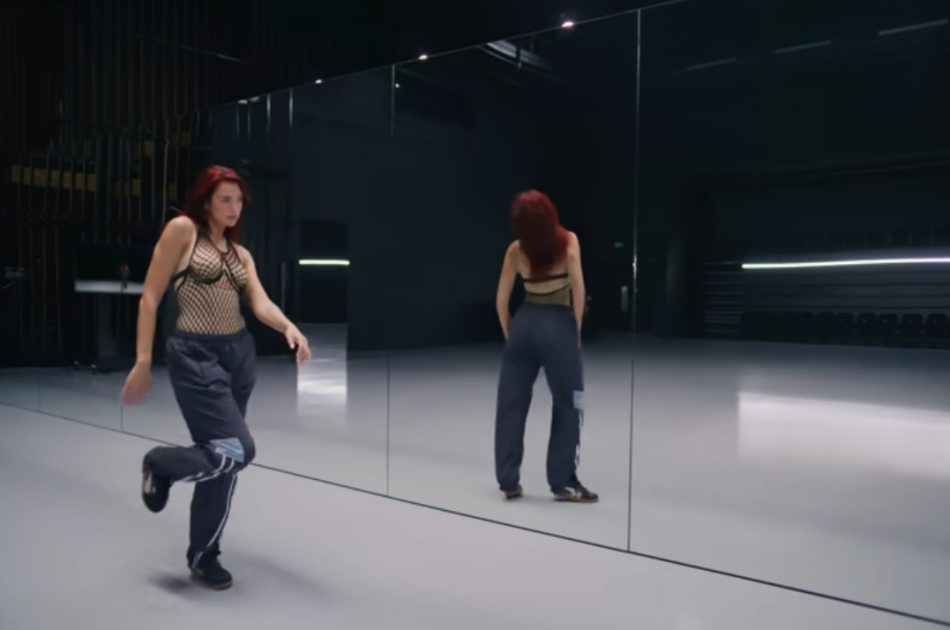 Дуа Липа в Бразилии: как носить сатиновое платье и тренч в стиле без усилий