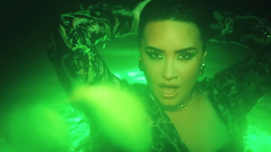 Деми Ловато показала естественную красоту на ноябрьской обложке журнала