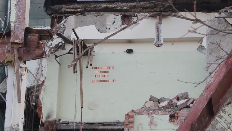 Петербуржцы сообщили о продолжении сноса фабрики-кухни на Красного курсанта