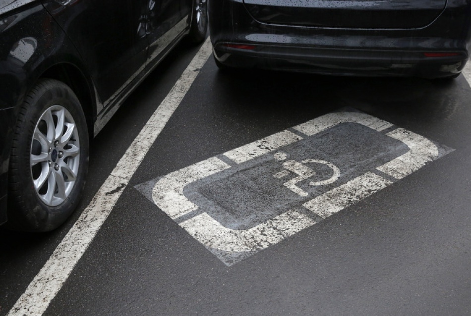 В Петербурге автомобили ГЦУП заняли парковочные места для людей с инвалидностью