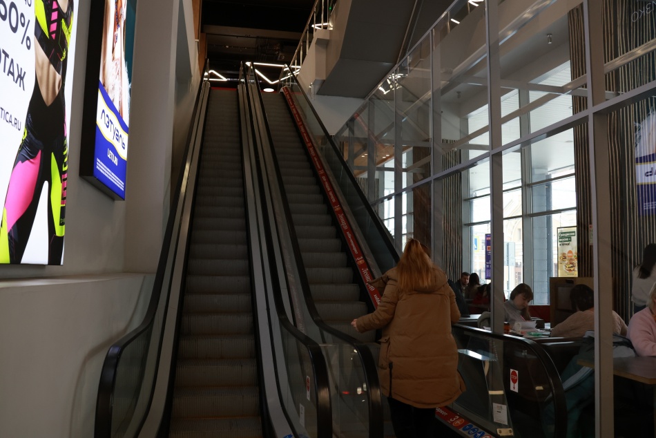 В петербургском ТРЦ «Голливуд» эскалатор вышел из строя в день открытия