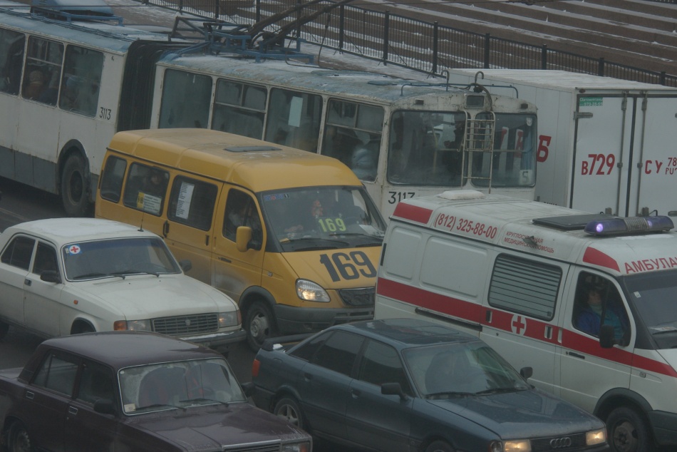 Виленский переулок встал в пробках из-за срочного ремонта теплосети