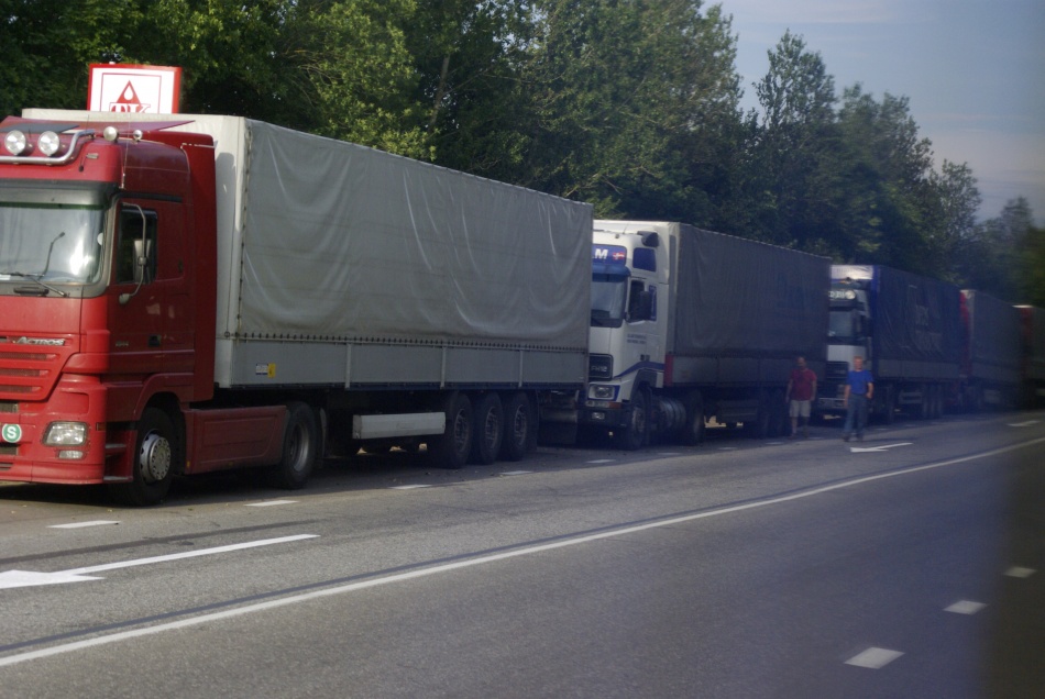 В Новой Москве грузовик на скорости врезался в несколько машин на светофоре