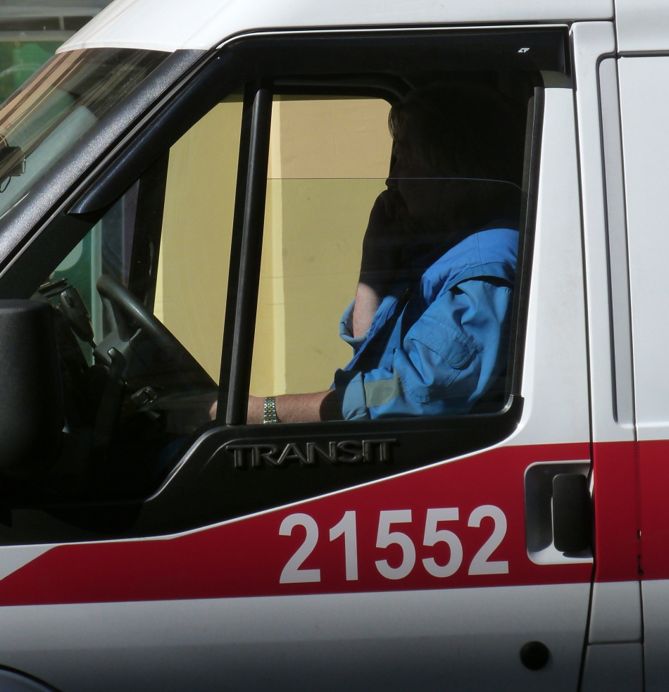 В Невском районе задержали мужчину после нападения на медика и порчи авто