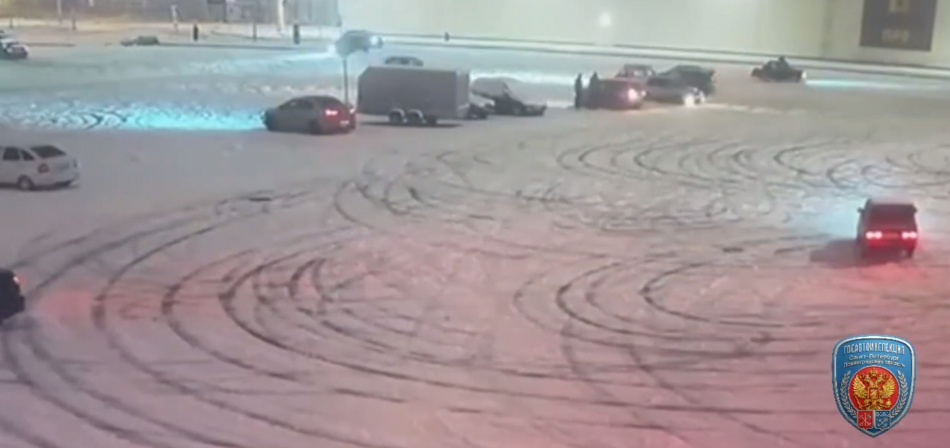 В Петербурге полиция задержала 19-летнего любителя ночного дрифта у ТЦ