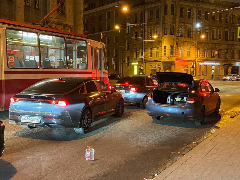 Три легковых автомобиля столкнулись на Витебском проспекте утром 2025 года