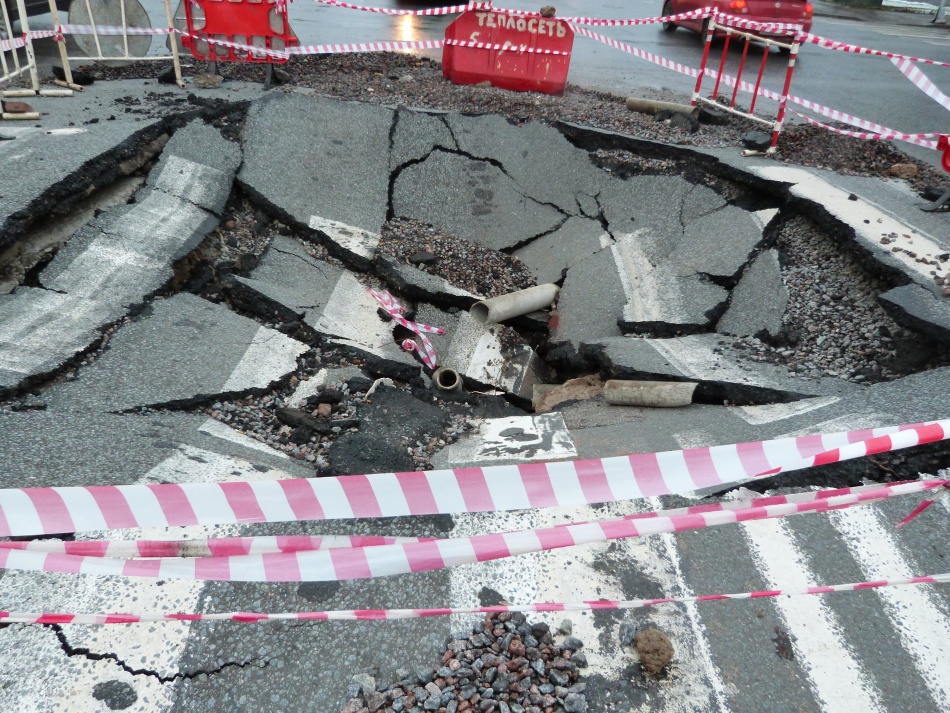 Из-за провала грунта на Академика Константинова првреждены фонари и эвакуированы машины