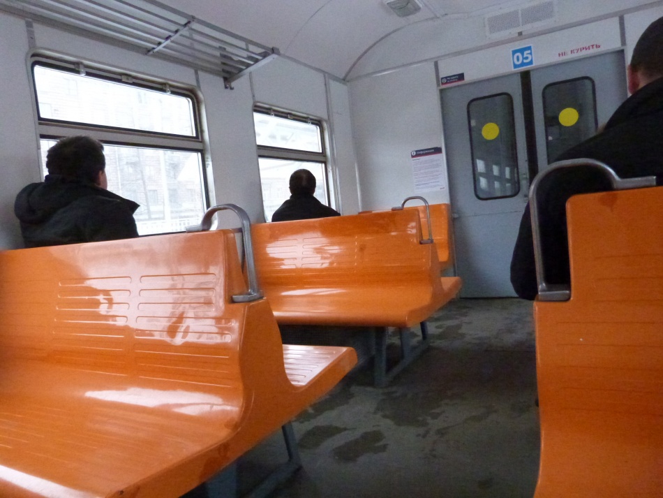 Четыре пригородных поезда задержались на пути в Петербург почти на час