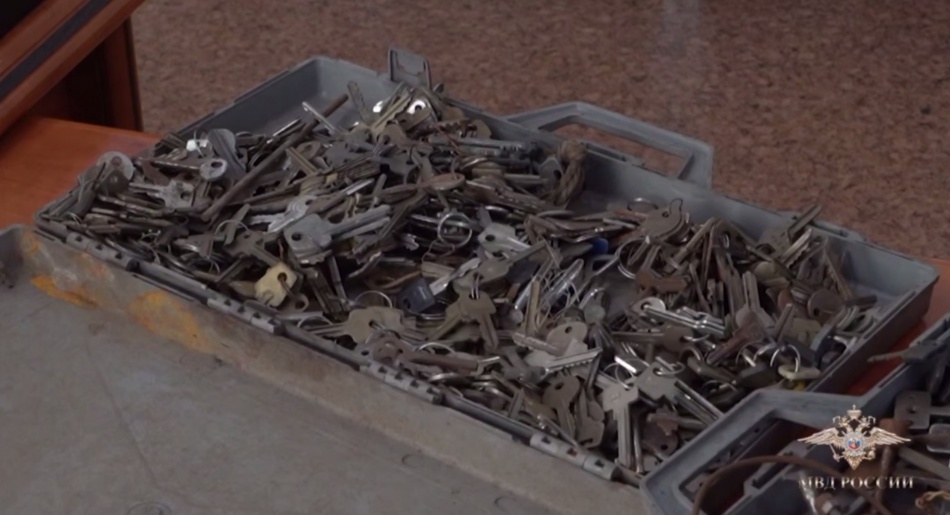 Полиция Кузбасса поймала вора с коллекцией из 1000 ключей и отмычек