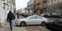 Петербурженку оштрафовали за дерзкую езду по тротуару после видео в соцсетях