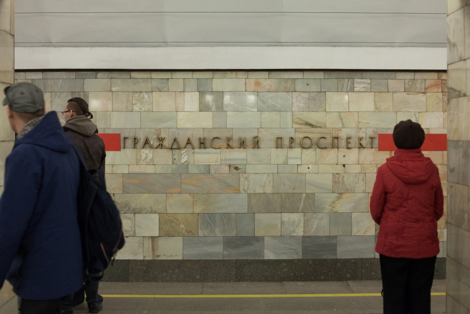 У метро «Гражданский проспект» в Петербурге нашли бездыханное тело мужчины