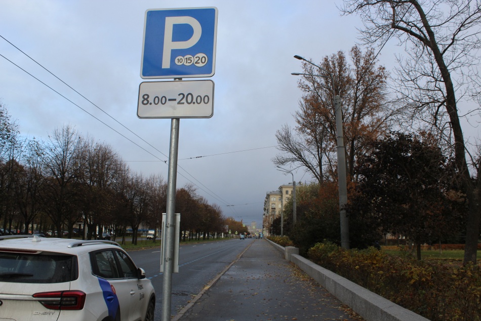 Водителей Петербурга предупредили о штрафах за ночную парковку зимой