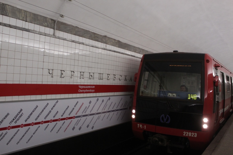 В переходе между коричневой и красной линиями метро завершают отделку