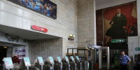 На «Балтийской» метро обновляют стены уфалейским мрамором без закрытия станции