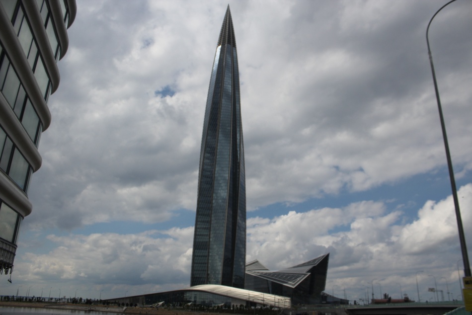 Лахта Центр посвятил уникальную подсветку Дню волонтера в Петербурге