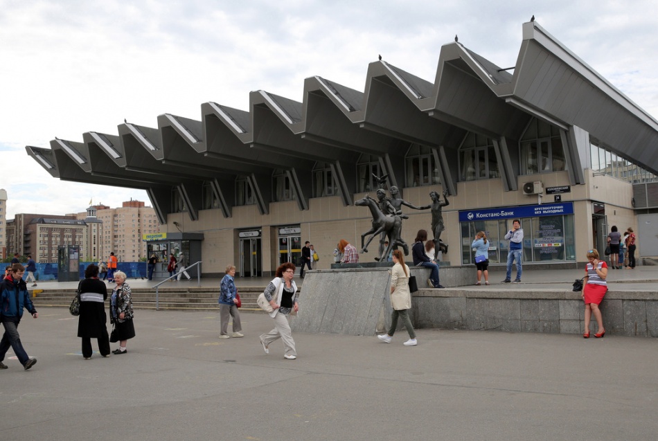 Почти 20 маршрутов встали в пробке у метро Пионерская на полчаса