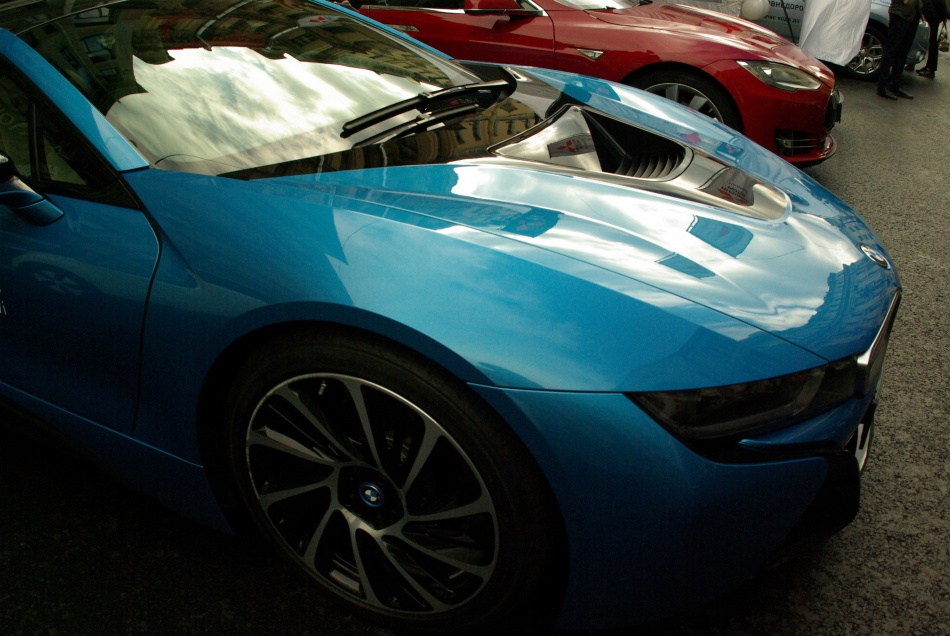 Пьяный мужчина устроил погром автомобилей на парковке в Приморском районе