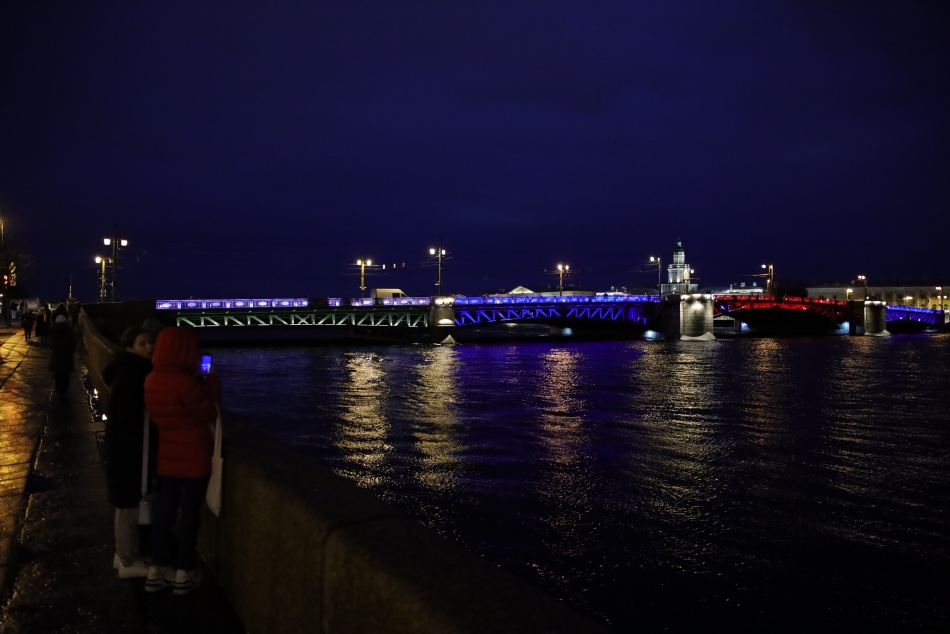 Дворцовый мост и другие переправы разведут в декабре по ночному графику