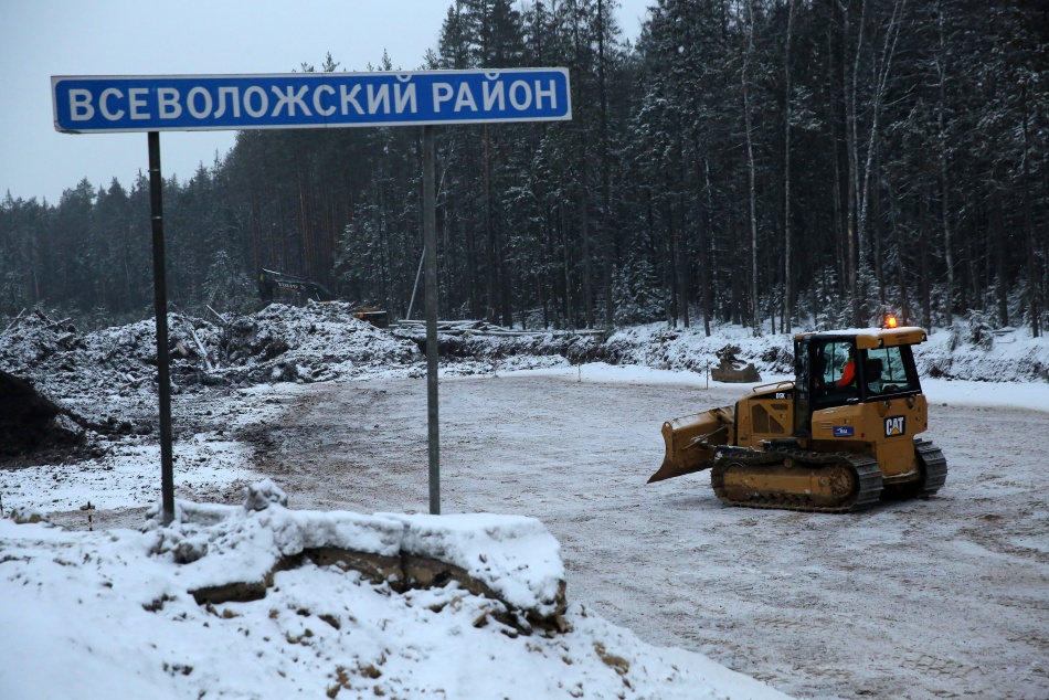На трассе «Скандинавия» под Выборгом опрокинулся большегруз с прицепом щебня