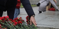 В Петербурге почтили Героев Отечества у обелиска на площади Восстания