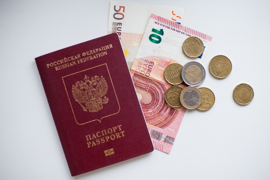 Депутаты предлагают ускорить выдачу загранпаспортов за дополнительную плату