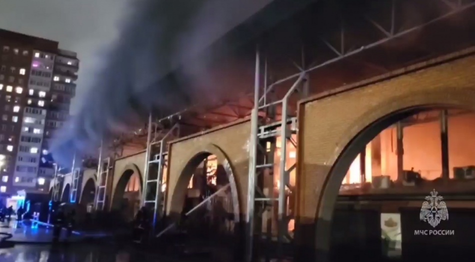 На Правобережном рынке после крупного пожара обнаружено тело погибшего