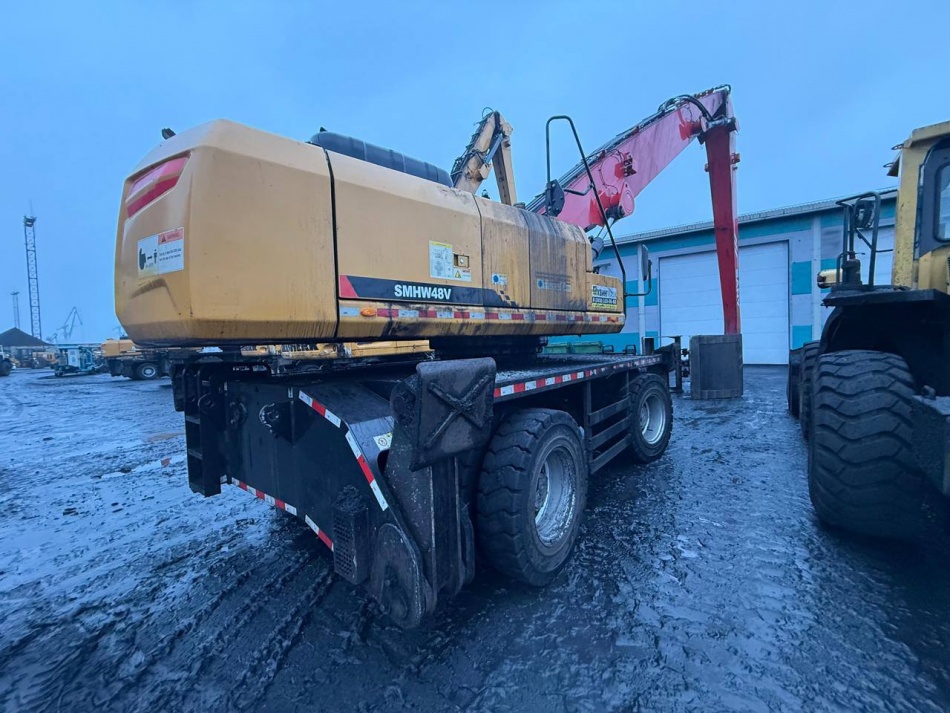 Рабочий погиб в порту Усть-Луги после удара ковшом экскаватора