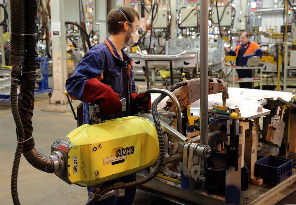 В Петербурге демонтируют незаконный автосервис на проспекте Стачек