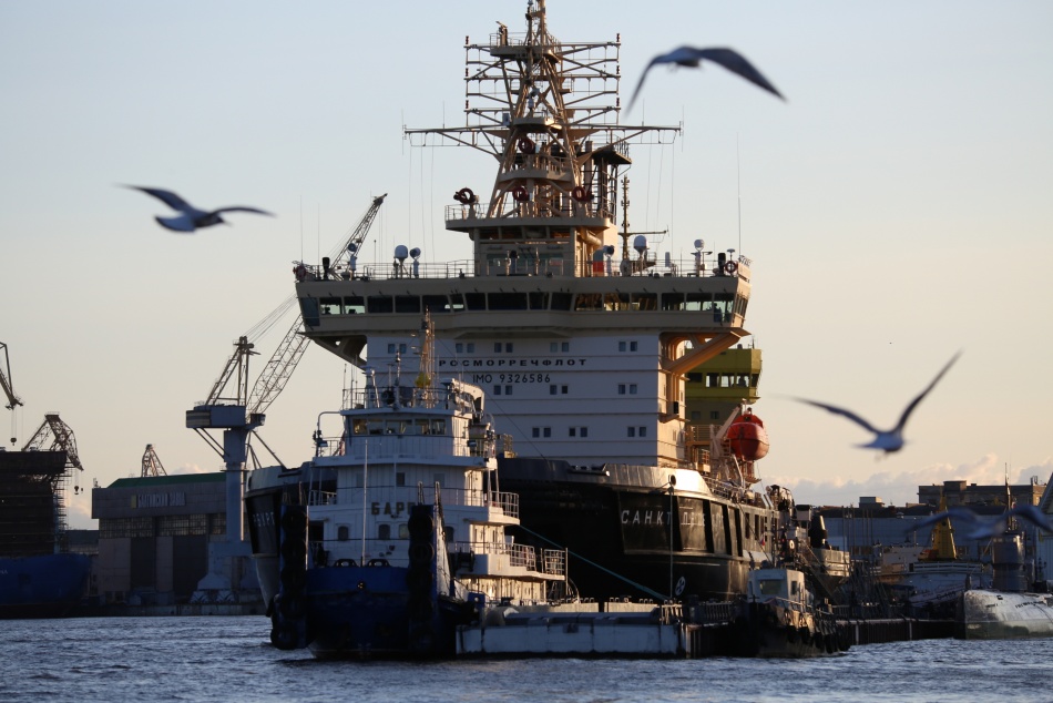 На ледоколе Чукотка завершили монтаж мачты и сформировали надстройку