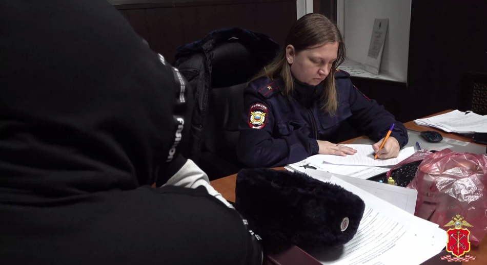 Петербуржец купил пиво подростку на Невском и попал под протокол
