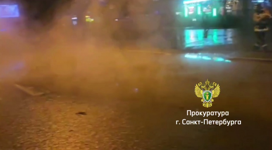 Фонтан кипятка на Маршала Казакова парализовал движение и изменил маршруты трамваев