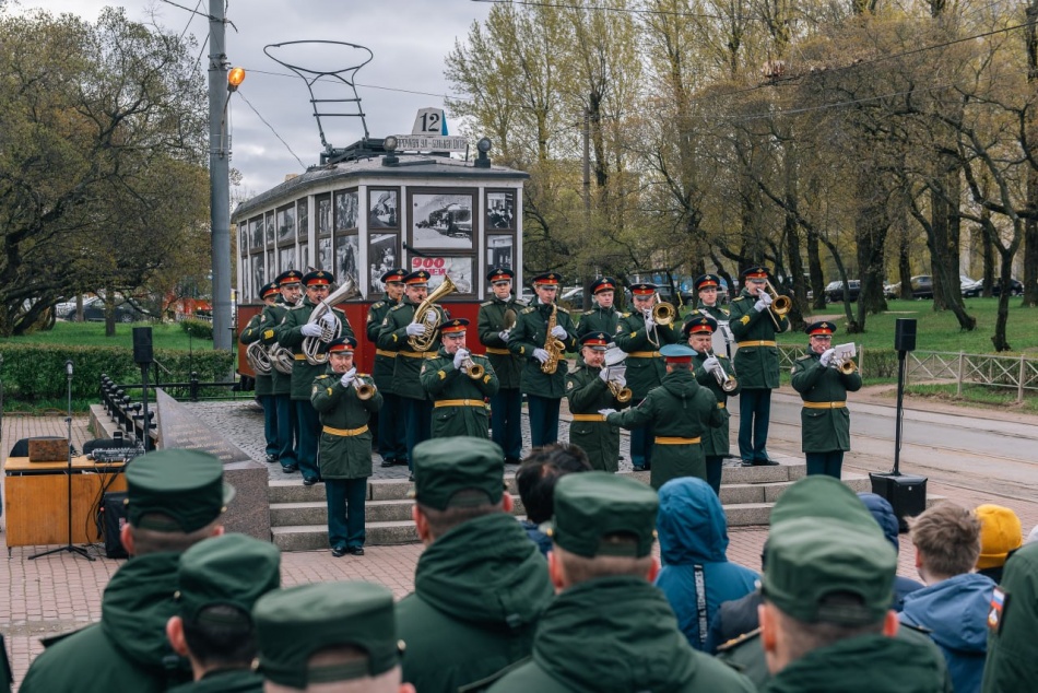 В Петербурге начался суд над вандалами осквернившими памятник Блокадному трамваю