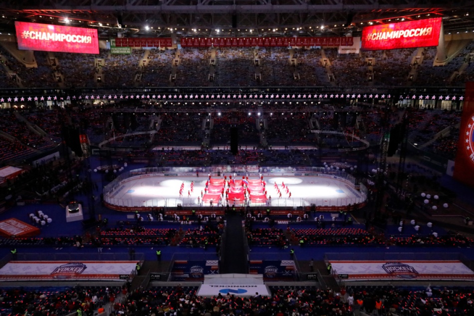 Чиновники Петербурга и Москвы устроили футбольное шоу на Газпром Арене