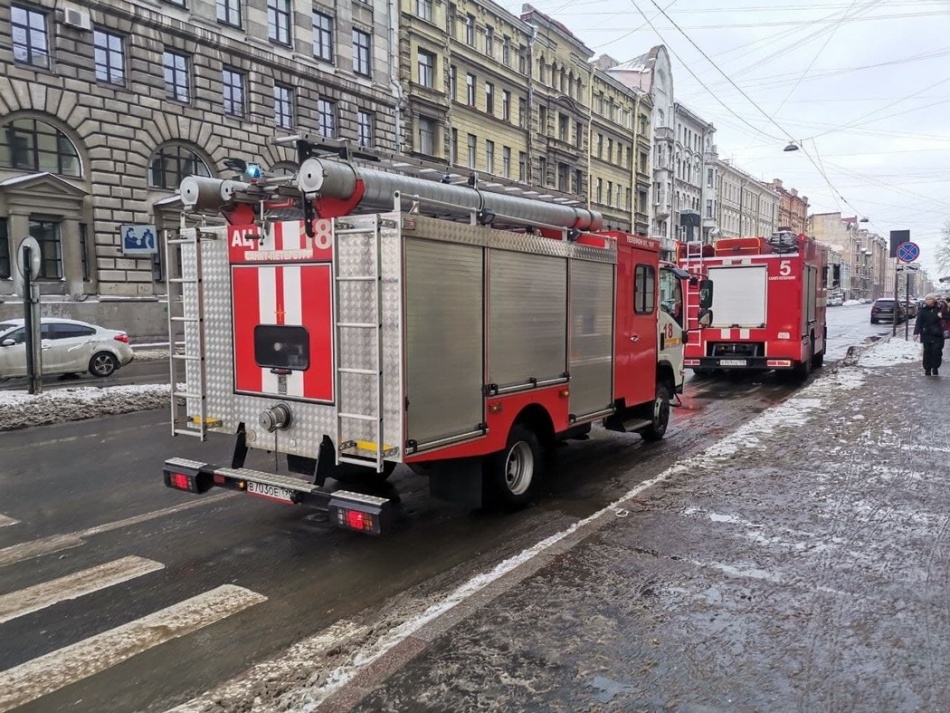 В Ломоносове при пожаре в однокомнатной квартире на улице Скуридина погибла женщина