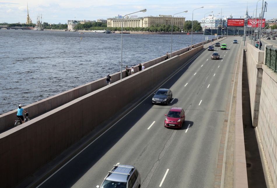 Коммунальная авария на Пироговской набережной парализовала движение транспорта