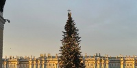 Главную елку Петербурга на Дворцовой площади украшают ретро-игрушками