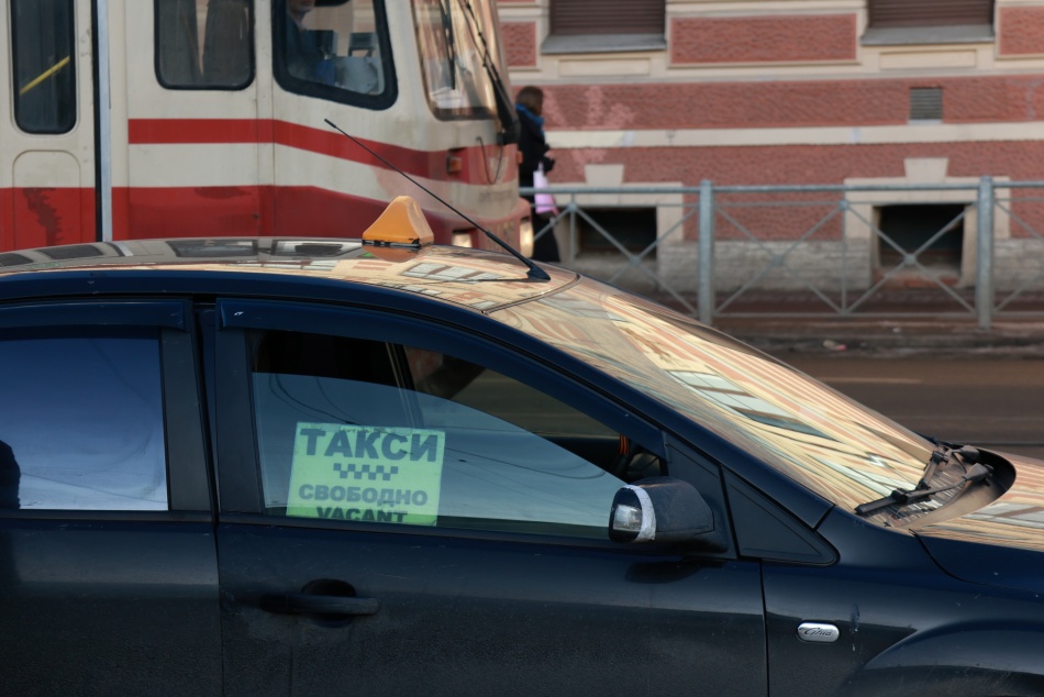 В Петербурге предложили упростить переход самозанятых таксистов в ИП