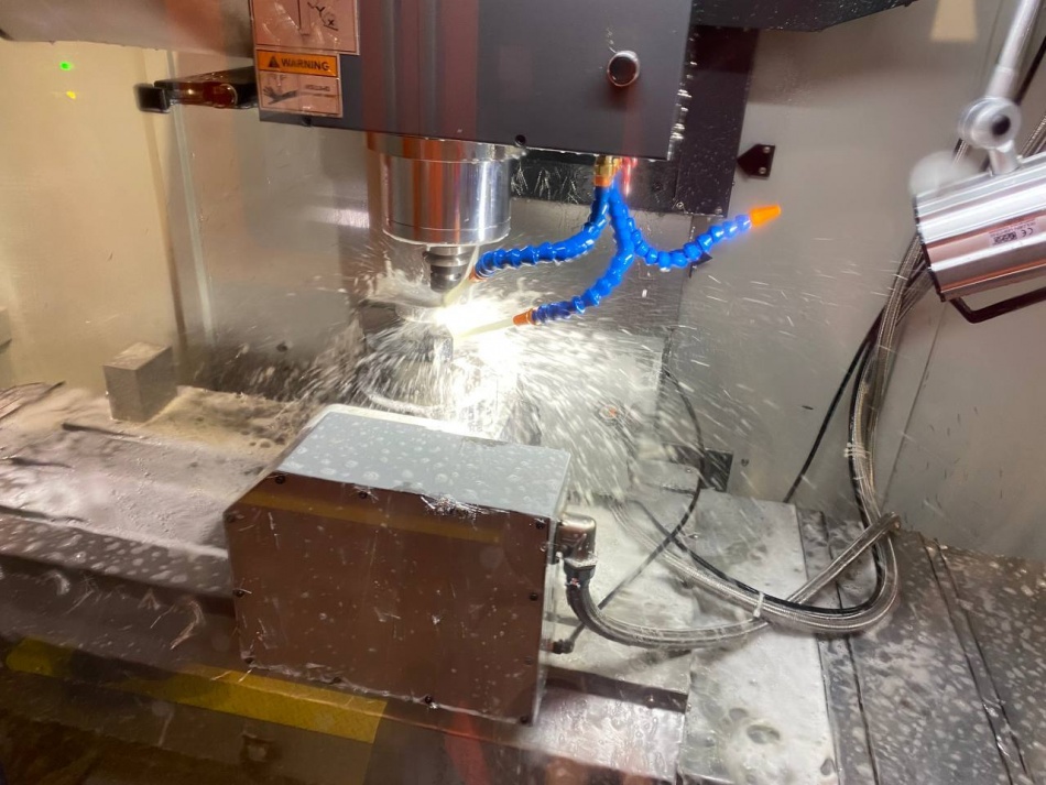 Михаил Мишустин ознакомился с инновационным производством лазерных систем в Москве