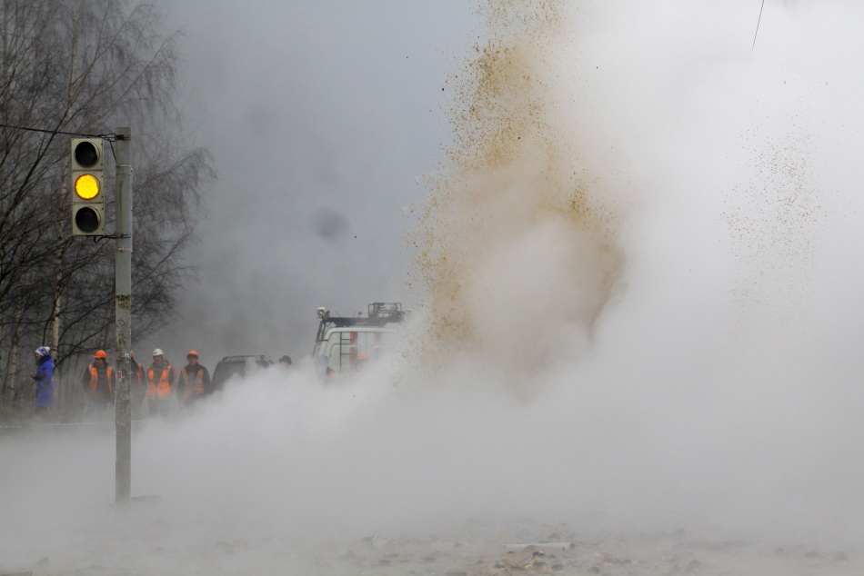 Прорыв трубы с горячей водой парализовал Пулковскую улицу в Петербурге