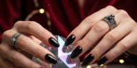 Готический маникюр стал главным трендом зимы: самые модные идеи для праздников