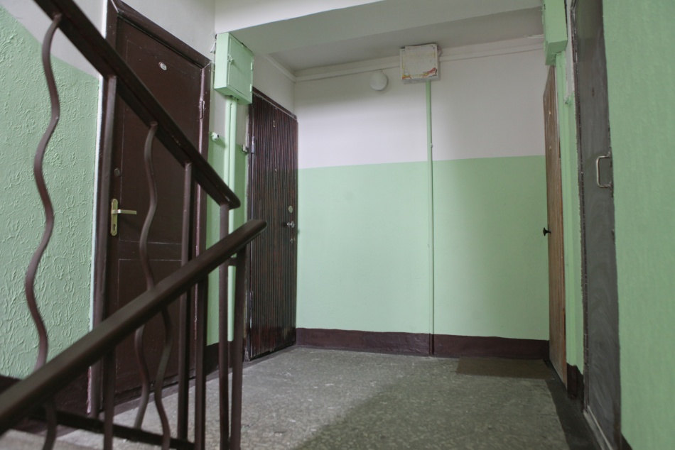 Два петербуржца по заданию из мессенджера подожгли дверь в подъезде на Гражданском