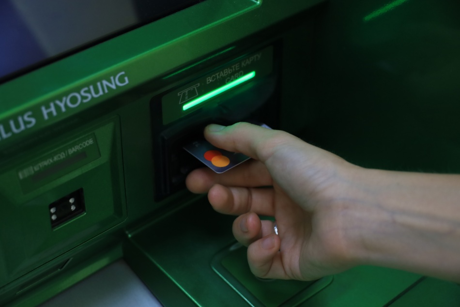 Почему россияне все чаще меняют банки и что их к этому подталкивает