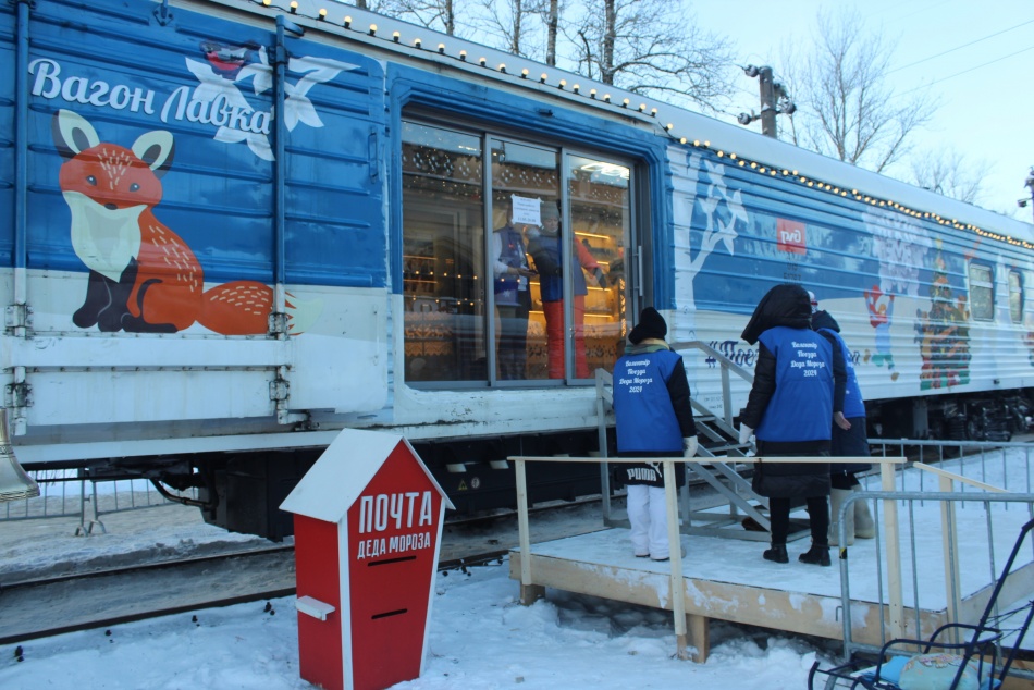 На Московском вокзале стартовала фотовыставка о пятилетии Поезда Деда Мороза