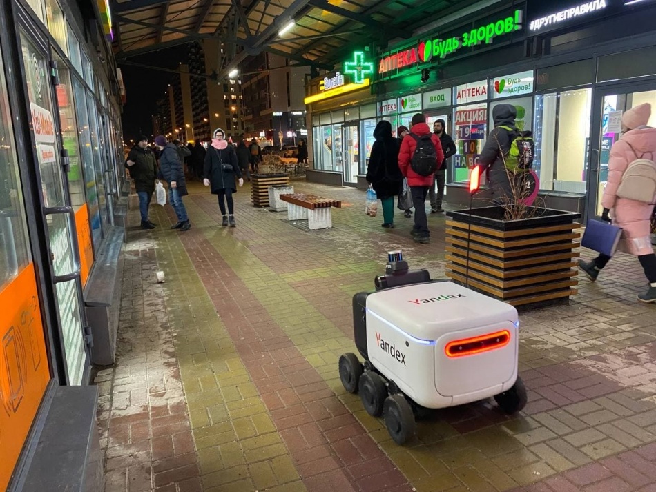 В Приморском районе Петербурга роботы-роверы начали доставлять заказы из магазинов