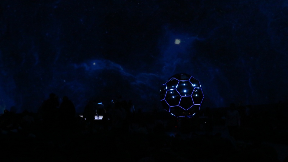 Два сверхмассивных черных дыры в квазаре OJ287 показали уникальное поведение джета