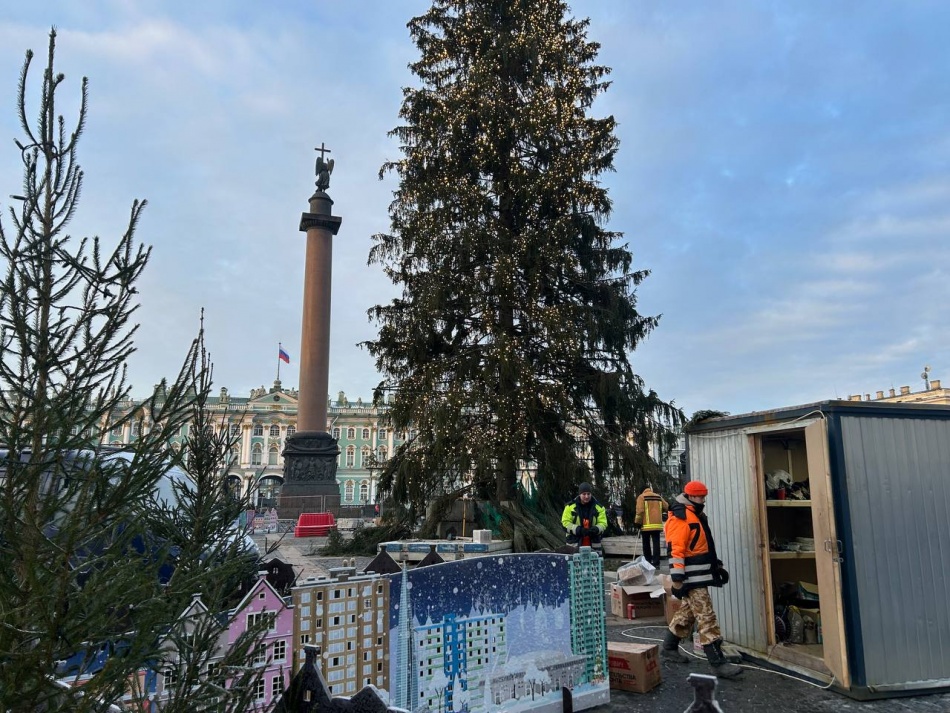 На Дворцовой площади Петербурга зажгли главную новогоднюю ель города