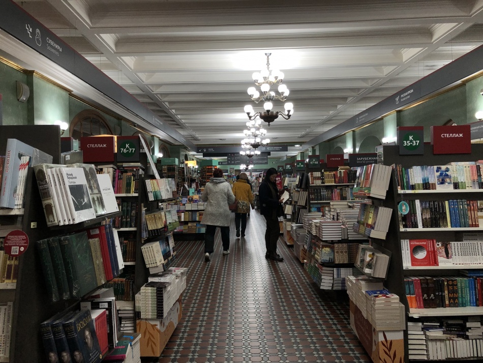 В Доме книги установили скульптуру по мотивам гоголевских произведений