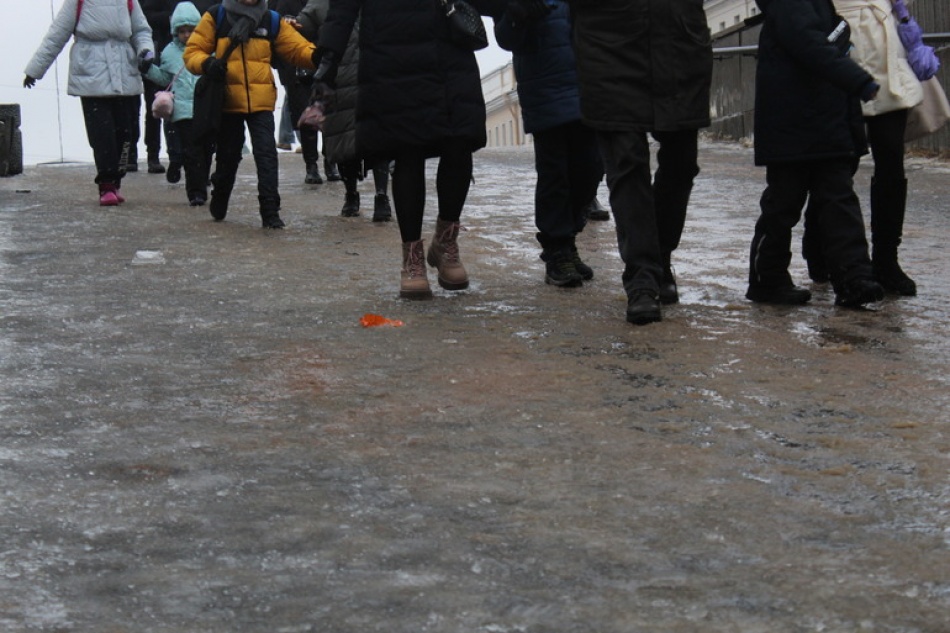 Водителей из Петербурга предупредили о гололедице в понедельник