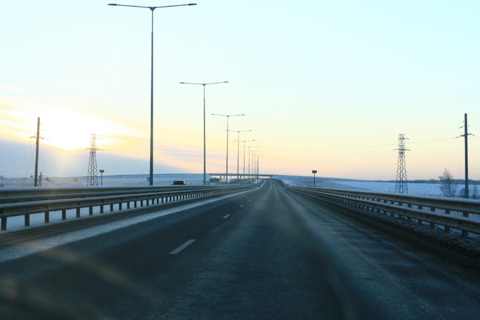 В Волховском районе автобус с детьми съехал в кювет на трассе Кола